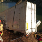 Muere el conductor de un camión tras caer desde un puente de 30 metros en Oliana