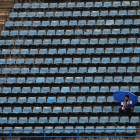 La solitud d’un espectador entre tanta grada buida reflecteix l’aspecte desolat ahir de l’estadi.