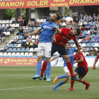 Jorge Félix pugna per una pilota en un salt davant d’un jugador de l’Olot, en una acció del partit d’ahir al Camp d’Esports.