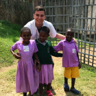 Genar Esteve, con algunos de los niños que ha atendido en el hospital de Uganda este último mes. 