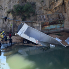 El camión quedó sumergido en el río Segre tras precipitarse ayer desde una altura de 30 metros en el puente de Peramola.