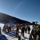 Esquiadores en las pistas de Port Ainé, en el Pallars Sobirà, disfrutando del buen tiempo.