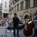 El folk jazz de Lluís Gómez Trio animó por la tarde la plaza Paeria con los temas de su nuevo disco, ‘Dotze contes’.