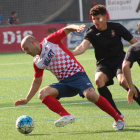 El jugador del Balaguer Adrià, autor de dos gols ahir, intenta driblar dos jugadors del Valls en una de les jugades del partit d’ahir.