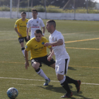 Un jugador del Borges, presionado por uno del Lleida B, intenta pasar el balón a un compañero.