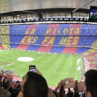 El Camp Nou va formar un espectacular mosaic abans del duel.