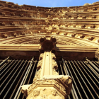 Detalle exterior de la Porta dels Apòstols de la Seu Vella de Lleida, que espera ser restaurada. 
