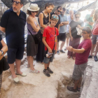 Visita guiada - El director tècnic del Museu Comarcal de l’Urgell, Oriol Saula, va oferir diumenge una visita a l’excavació arqueològica en la qual va explicar les troballes a la vintena d’assistents. Entre els descobriments destaquen inte ...