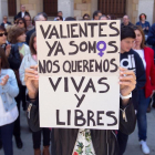 Concentración ayer en Zamora de grupos cívicos y feministas.