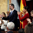 Felip VI, ovacionat per Letícia i Elionor, al terme del discurs d’ahir al Congrés.