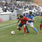 Javi López lluita una pilota davant d’un jugador de l’Olot.