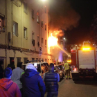 Desalojados por un espectacular incendio en la calle Cronista Muntaner de Cappont