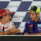 Màrquez, en el momento de tender la mano a Rossi, que no quiso dársela.