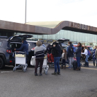 Viajeros del vuelo de Palma, ayer ante la terminal del aeropuerto de Alguaire.