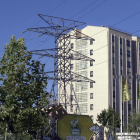 Imatge d’una línia elèctrica prop d’un edifici.