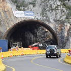 Els operaris treballaven ahir a la boca sud del túnel de Tres Ponts.