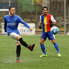 Joan Vicente dispara un balón en el encuentro de ayer, disputado en el campo del último equipo al que entrenó su padre, Emili Vicente.