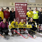 Montse Pere, de la empresa Esneca, se fotografió ayer con las jugadoras del Vila-sana.