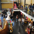 La exposición llenó el teatro de vestidos de papel