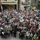 Concentració amb acte d’homenatge al docent mort en mans d’un alumne a la plaça Paeria.