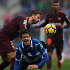 Gerard Piqué i Gerard Moreno disputen una pilota durant el partit de diumenge.