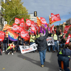 Més de mig miler de persones es manifesten fins a la seu de la patronal Femel per exigir millores salarials i laborals