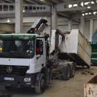 Un camión carga basura en Bellver para trasladarla a Andorra.