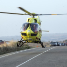 Momento en el que el helicóptero del SEM evacuó al motorista herido crítico. 
