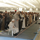 Musulmanes rezando ayer en el pabellón 4 de los Camps Elisis.