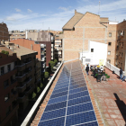 Vista de les prop de 50 plaques solars instal·lades a la teulada de les Llars del Seminari, al carrer Maragall de Lleida.