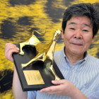 El realizador nipón Isao Takahata recibiendo un premio en Locarno, Suiza.