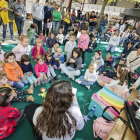 Un taller infantil a la plaça de les Nacions sense Estat.