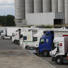 Imatge d’ahir de nombrosos camions estacionats al polígon El Segre de Lleida.