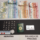 Els Mossos van decomissar 52 grams d’heroïna i uns 3.900 €.
