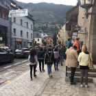 Turistas paseando por las calles de Vielha el pasado agosto.