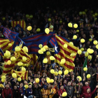 Nombrosos aficionats van mostrar globus grocs dimecres al Camp Nou.