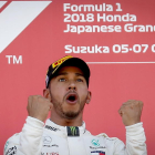 Lewis Hamilton al podi celebrant la victòria després de la carrera.