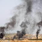 Manifestantes palestinos queman neumáticos en la frontera con Israel.