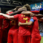 Jugadores de Bélgica celebran uno de los dos goles con los que eliminaron ayer a Brasil.