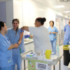 Vacunació a professionals contra la grip - Professionals de la salut de Lleida es van vacunar ahir contra la grip en el marc de la campanya V de Vacuna’t, concentrada en un sol dia. L’objectiu és incrementar-la entre els professionals. A la i ...