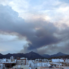Imagen de ayer de una columna de humo del incendio declarado en Llutxent (Valencia).
