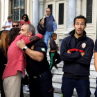 Els bombers sevillans davant del tribunal de Lesbos.