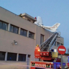 Imatge de l’avioneta sinistrada contra l’edifici de la gasolinera de Badia del Vallès, ahir.