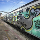 Las pintadas en el tren de Cervera a Lleida impedían al maquinista ver a través del parabrisas.