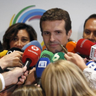 El popular Pablo Casado, ahir, envoltat de periodistes en un acte a Madrid.