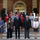 Nova foto de l’Executiu - El cap del Govern, Pedro Sánchez, va presidir ahir al Palau de la Moncloa la foto de família de l’Executiu després del relleu que va fer al del ministeri de Cultura i Esport. El 8 de juny, Sánchez i els seus minist ...