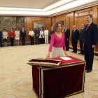 La ministra d’Administracions Territorials, Meritxell Batet, promet el càrrec davant el rei al palau de la Zarzuela.