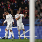 Jugadores del Madrid celebran uno de los goles que marcaron ayer.