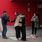 Familiars i amics de l’intern de la presó conversen a l’entrada de l’Hospital d’Oviedo.