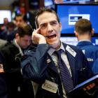 Agentes de bolsa trabajan en la Bolsa de Nueva York tras varias convulsas sesiones con alta volatilidad.